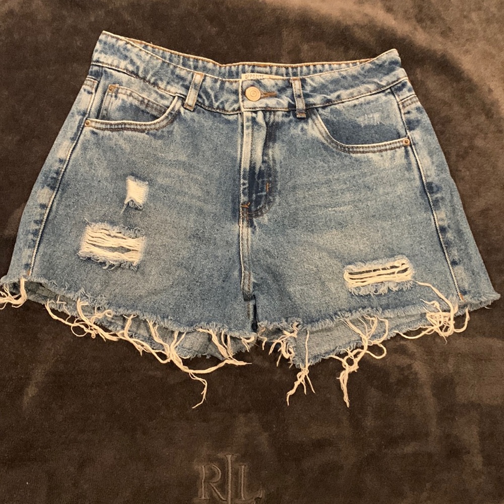 Distresses denim shorts